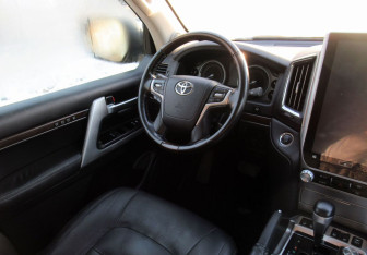 Подержанный автомобиль Toyota Land Cruiser Suv 2020 года (14 фото)