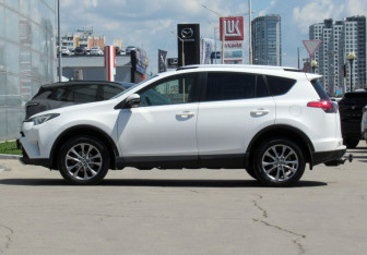 Подержанный автомобиль Toyota RAV4 2015 года (8 фото)
