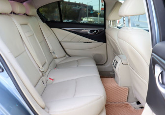 Подержанный автомобиль Infiniti Q50 2015 года (13 фото)