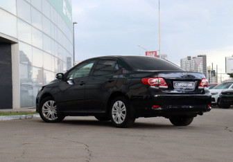 Подержанный автомобиль Toyota Corolla Sedan 2010 года (7 фото)