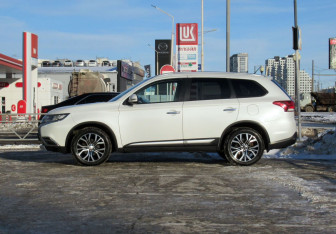 Подержанный автомобиль Mitsubishi Outlander 2016 года (8 фото)