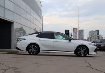 Подержанный автомобиль Toyota Camry Sedan 2020 года (4 фото)