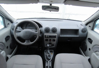 Подержанный автомобиль Renault Logan Sedan 2009 года (13 фото)