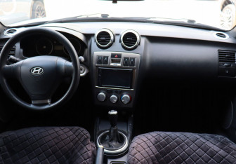 Подержанный автомобиль Hyundai Tuscani 2003 года (12 фото)