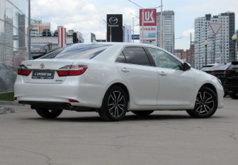 Подержанный автомобиль Toyota Camry Sedan 2017 года (5 фото)