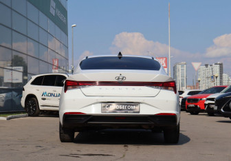 Подержанный автомобиль Hyundai Elantra Sedan 2021 года (6 фото)