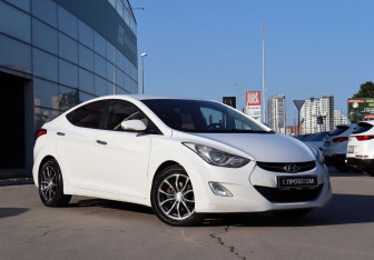 Подержанный автомобиль Hyundai Avante Sedan 2012 года (3 фото)