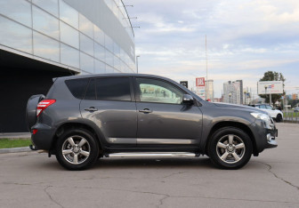 Подержанный автомобиль Toyota RAV4 2012 года (4 фото)
