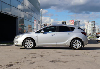 Подержанный автомобиль Opel Astra Hatchback 2011 года (8 фото)