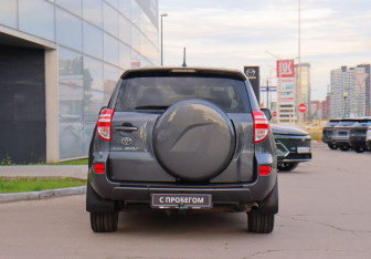 Подержанный автомобиль Toyota RAV4 2012 года (6 фото)