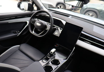 Подержанный автомобиль Geely Atlas 2024 года (12 фото)