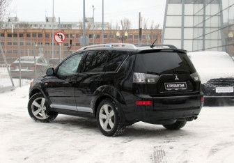 Подержанный автомобиль Mitsubishi Outlander 2008 года (7 фото)