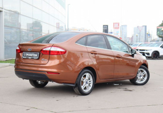Подержанный автомобиль Ford Fiesta Sedan 2015 года (5 фото)