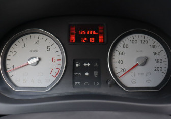 Подержанный автомобиль Renault Sandero 2012 года (11 фото)