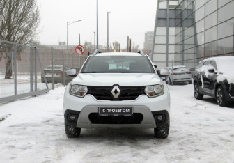 Подержанный автомобиль Renault Duster 2021 года (2 фото)