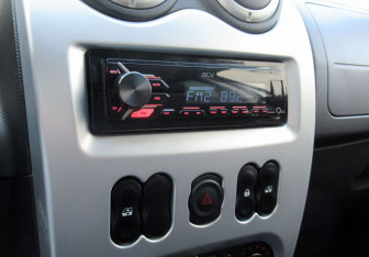 Подержанный автомобиль Renault Sandero 2014 года (14 фото)