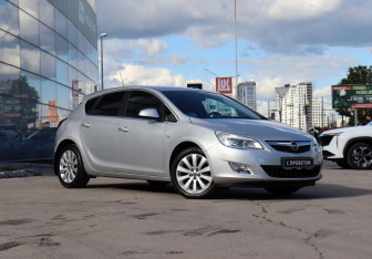 Подержанный автомобиль Opel Astra Hatchback 2011 года (3 фото)