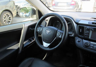 Подержанный автомобиль Toyota RAV4 2015 года (12 фото)