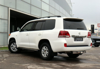 Подержанный автомобиль Toyota Land Cruiser Suv 2008 года (7 фото)