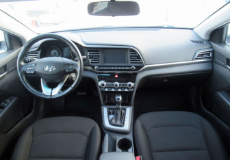 Подержанный автомобиль Hyundai Elantra Sedan 2019 года (12 фото)