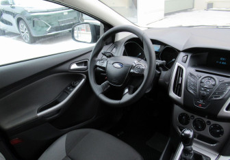 Подержанный автомобиль Ford Focus Sedan 2012 года (13 фото)