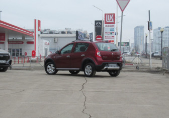 Подержанный автомобиль Renault Sandero 2014 года (7 фото)