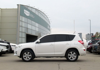 Подержанный автомобиль Toyota RAV4 2010 года (8 фото)