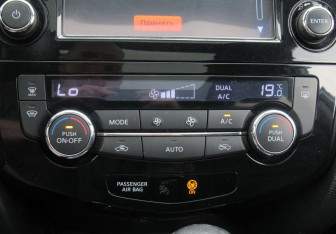 Подержанный автомобиль Nissan X-Trail 2016 года (21 фото)