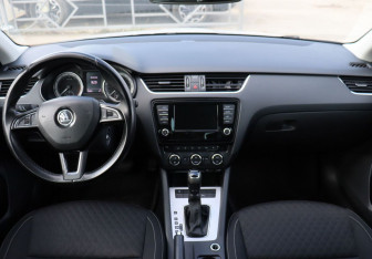 Подержанный автомобиль Skoda Octavia Liftback 2017 года (17 фото)