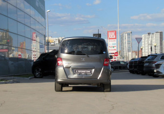 Подержанный автомобиль Honda Freed 2009 года (6 фото)