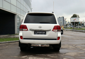 Подержанный автомобиль Toyota Land Cruiser Suv 2008 года (6 фото)
