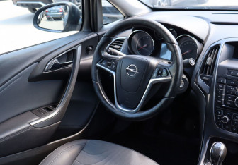 Подержанный автомобиль Opel Astra Sedan 2013 года (13 фото)