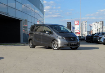 Подержанный автомобиль Honda Freed 2009 года (3 фото)