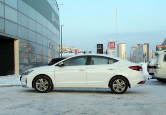 Подержанный автомобиль Hyundai Elantra Sedan 2019 года (8 фото)