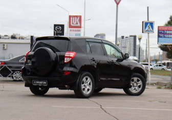 Подержанный автомобиль Toyota RAV4 2012 года (5 фото)