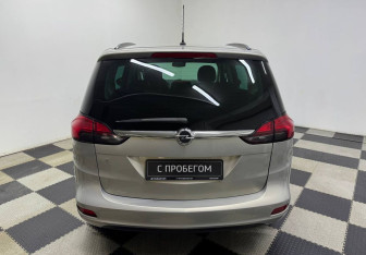 Подержанный автомобиль Opel Zafira Compactvan 2012 года (6 фото)