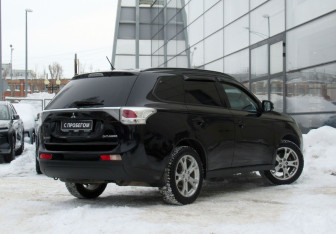Подержанный автомобиль Mitsubishi Outlander 2012 года (5 фото)