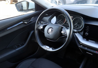 Подержанный автомобиль Skoda Octavia Liftback 2021 года (16 фото)
