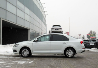 Подержанный автомобиль Skoda Rapid Liftback 2020 года (8 фото)