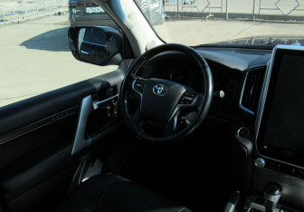 Подержанный автомобиль Toyota Land Cruiser Suv 2020 года (12 фото)
