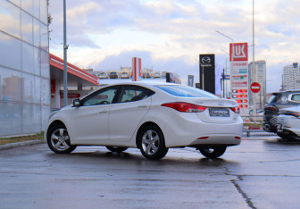 Подержанный автомобиль Hyundai Elantra Sedan 2013 года (6 фото)