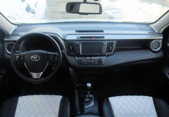 Подержанный автомобиль Toyota RAV4 2017 года (14 фото)