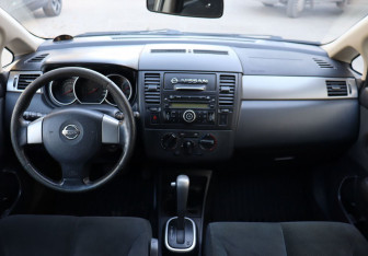 Подержанный автомобиль Nissan Tiida Hatchback 2011 года (13 фото)