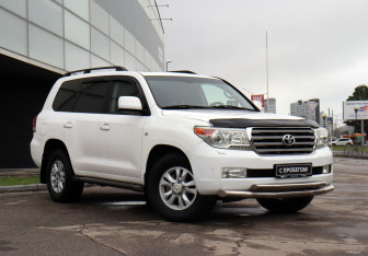 Подержанный автомобиль Toyota Land Cruiser Suv 2008 года (3 фото)