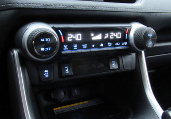 Подержанный автомобиль Toyota RAV4 2021 года (18 фото)