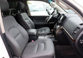 Подержанный автомобиль Toyota Land Cruiser Suv 2008 года (11 фото)