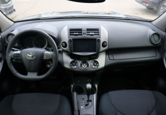 Подержанный автомобиль Toyota RAV4 2012 года (14 фото)