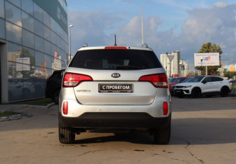 Подержанный автомобиль Kia Sorento 2012 года (6 фото)