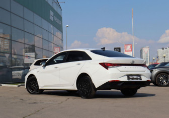 Подержанный автомобиль Hyundai Elantra Sedan 2021 года (7 фото)