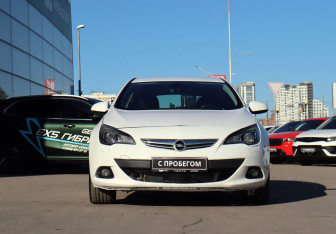 Подержанный автомобиль Opel Astra Hatchback 2013 года (2 фото)
